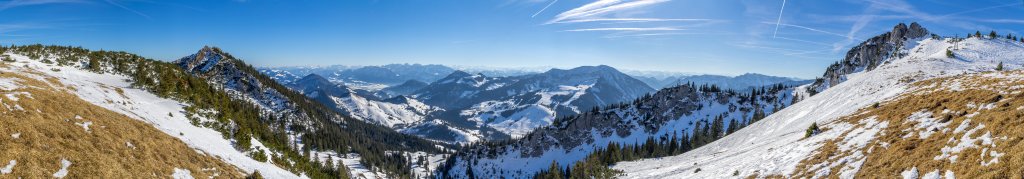 Panorama unterhalb des Lacherspitz (1724m) mit Blick auf Wildalpjoch (1720m), Zahmen und Wilden Kaiser, den Brünnstein und den Großen Traithen, Mangfallgebirge, Bayrische Alpen, Januar 2017.
