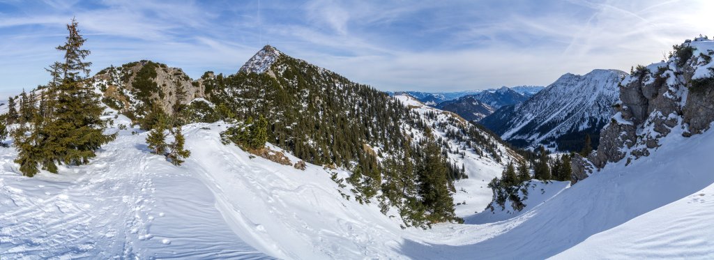 Am Tanzeck zwischen Rauhkopf (1689m) und Aiplspitz (1759m) mit Blick auf Hoch- und Dürrmiesing, Mangfallgebirge, Bayrische Alpen, Februar 2017.