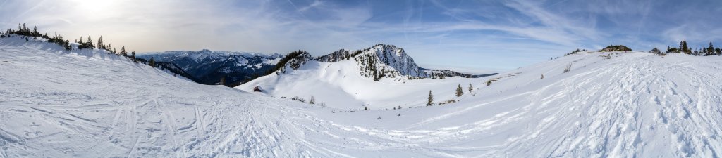 Panorama am Tanzeck zwischen Rauhkopf (1689m) und Benzingspitz (1735m) mit Blick auf die Schnittlauchmoosalm (1616m), Mangfallgebirge, Bayrische Alpen, Februar 2017.