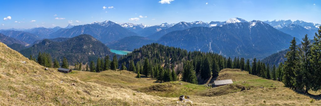 Die Staffelalm liegt auf der Südseite des Staffel (1532m) auf einer Höhe von 1320m mit Blick auf den Sylvensteinsee und das noch verschneite Karwendelgebirge, Bayrische Voralpen, April 2017.