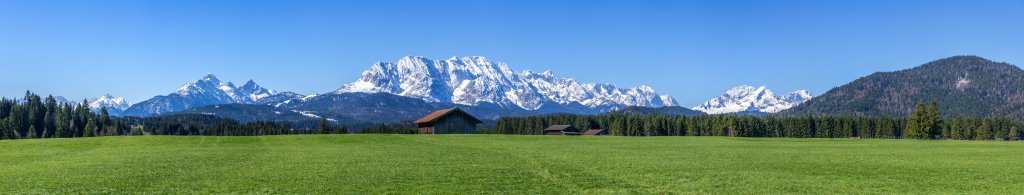 Almlandschaft bei Wallgau und Krün mit Blick auf die Arnspitzen und das nach Westen hin in Alp- und Zugspitze auslaufende Wettersteingebirge, Bayrische Voralpen, April 2017.