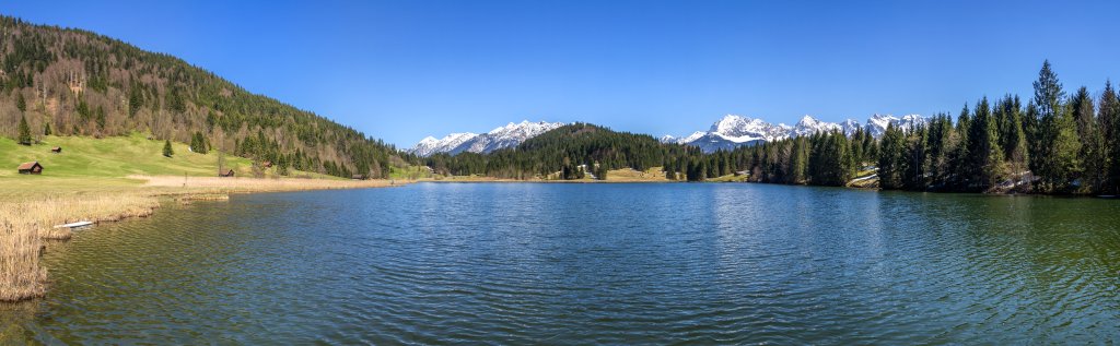 Am Geroldsee bei Krün hat man einen weiten Blick auf die Gipfel des Soierngebirges und des Westlichen Karwendelgebirges, Bayrische Voralpen, April 2017.