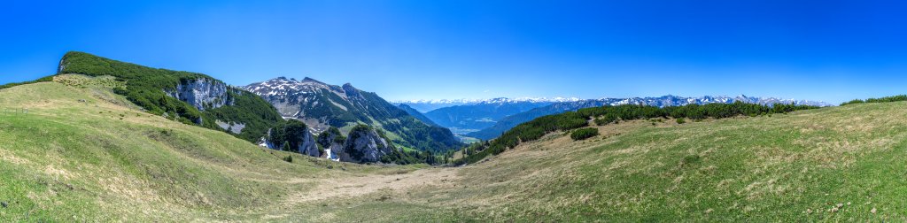 Unterhalb der Klobenjochspitze (2041m) im Heechenbergjoch über der Dalfazalm (1692m) mit einem weiten Blick auf Hochiss und Dalfazkamm, die Tuxer Alpen und das Karwendel, Rofan, Mai 2017.