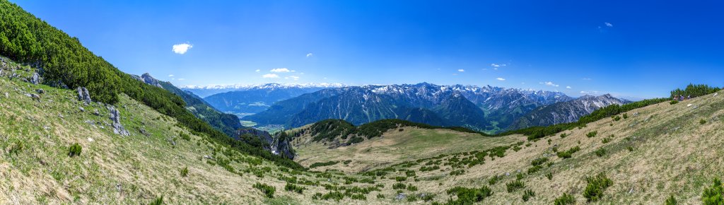 Unterhalb der Klobenjochspitze (2041 m) im Heechenbergjoch über der Dalfazalm (1692m) mit einem weiten Blick auf Dalfazkamm und Ebenerjoch, die Tuxer Alpen und das Karwendel, Rofan, Mai 2017.