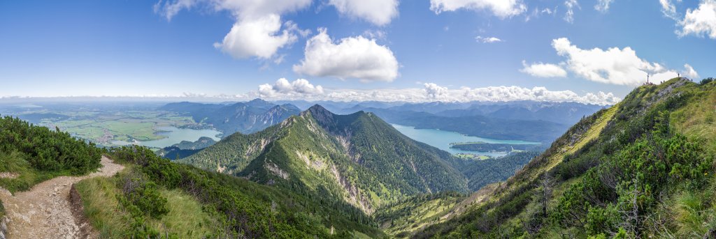 Blick vom Heimgarten (1790m) auf Kochelsee, Herzogstand (1731m) und Walchensee, Bayrische Voralpen, August 2017