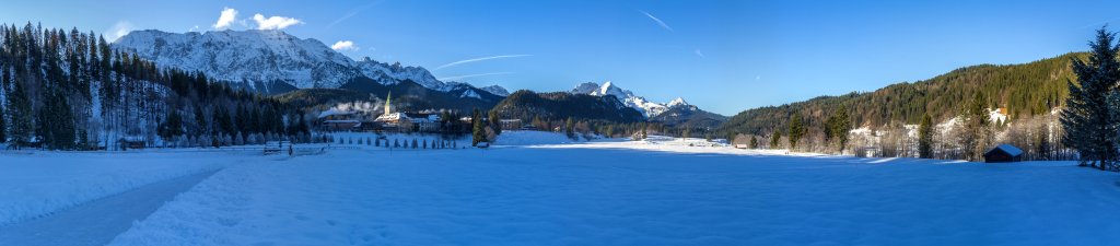 Früher Morgen bei Schloss Elmau unterhalb des langgezogenen Kamms der Wettersteinwand und mit Blick auf die Dreitorspitze, die Alpspitze, die Zugspitze und den Waxenstein, Wettersteingebirge, Januar 2018.