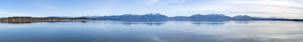 Weiter Blick über den Chiemsee bei Seebrück auf die Chiemgauer Alpen mit Hochfelln, Hochgern, Hochplatte und Kampenwand sowie Hochries, Chiemsee, Bayern, April 2018.