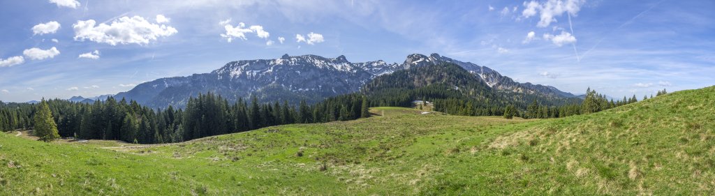 Blick vom Längenberg (1244m) auf die Nordseite der Benediktenwand, Bayrische Alpen, April 2018.