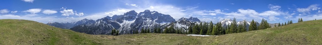 360-Grad-Panorama am Gipfel des Hochalplkopfs (1770m) vis-a-vis von Torscharte (1815m), Torwänden, Östlicher Karwendelspitze (2537m), Vogelkarspitze (2522m), Soiernspitze (2253m) und Krapfenkarspitze (2110m), Karwendel, April 2018.