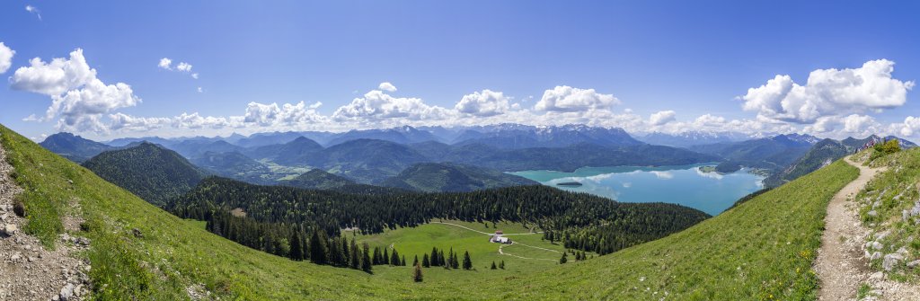 Blick vom Jochberg (1567m) über Walchensee, Karwendel, Soierngebirge und Wetterstein, Bayrische Voralpen, Mai 2018.