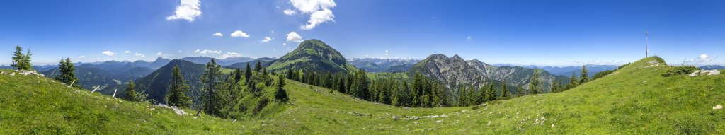 360-Grad-Panorama am Gipfel des Pitzkopfes (1671m) mit Blick auf Guffert, Schulterberg, Unnütz, Rofan, Hochplatte, Juifen, Rotwandalmen vorm Karwendelhauptkamm, Zotenjoch, Demeljoch und Dürrnbergjoch, Karwendel, Juni 2018.