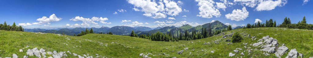 360-Grad-Panorama am Gipfel des Schulterbergs (1686m) mit Blick auf Roß- und Buchstein, Hirschberg, den Kamm der Blauberge mit dem Halserspitz, Bayrischer und Österreichischer Schinder, Guffert, Unnütz, das Rofan, Seekarspitze und Seebergspitze, Hochplatte, Schreckenspitze, Kafell und Marbichler Spitze sowie den Juifen, Karwendel, Juni 2018.