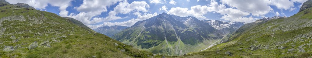 360-Grad-Panorama am Fuldaer Höhenweg vom Riffelsee zum Taschachhaus (2434m) mit Blick auf den Geigenkamm mit dem Wassertalkogel (3247m), den Mitterkopf (3347m), Vorderen und Hinteren Brunnenkogel (3393m/3340m) sowie den weit zurückgezogenen Taschachferner unter der Petersenspitze (3484m) und dem Hinteren Brochkogel (3635m), Pitztal, Juli 2018.