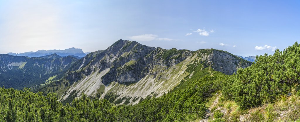 Ausblick auf die Gratwanderung vom Enningmoos (1855m) äber den Kieneckspitz (1943m) auf das Kienjoch (1953m). Diese Tour entlang des Grates ist nur etwas fär schwindelfreie und absolut trittsichere Wanderer. Links hinter dem Kienjoch-Kamm sieht man den Wetterstein mit der Zugspitze, Ammergauer Alpen, August 2018.