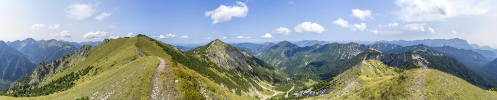 Blick vom Geißsprungkopf (1934m) auf Kienjoch (1953m), Kieneckspitz (1943m), Notkarspitze (1988m) mit dahiner liegendem Estergebirge, Großer Zunderkopf (1895m), Kramerspitz (1985m), Hirschbichl (1935m), Hoher Ziegspitz (1864m) sowie den Wetterstein mit der Zugspitze, Ammergauer Alpen, August 2018.