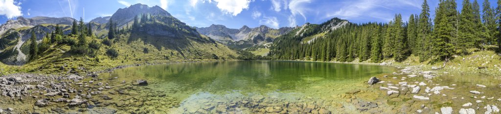 Am westlichen der beiden Soiernseen unterhalb des Soiernhauses (ehemaliges Jagdhaus von König Ludwig II. von 1866) mit Soiernspitze (2257m), Soiernschneid (2174m), Feldernkreuz (2048m) und Schöttelkarspitze (2050m) im Rund des Soierngebirgskranzes, Soierngebirge, September 2018.