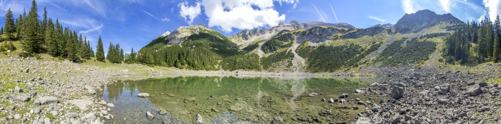 Am östlichen der beiden Soiernseen unterhalb des Soiernhauses (ehemaliges Jagdhaus von König Ludwig II. von 1866) mit Krapfenkarspitze (2110m), Gumpenkarspitze (2010 m), Soiernspitze (2257m), Reissender Lahnspitze (2209m) und Soiernschneid (2174m) im hohen Kranz des Soierngebirges, Soierngebirge, September 2018.