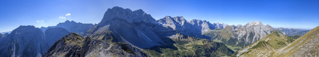 Gipfelpanorama auf der Hahnkampl-Spitze (2080m) mit Blick auf den Rauhen Knöll (2277m), Schafsjöchl (2157m), Hochnissl (2546m), Lamsenspitze (2508m), die Gipfel der Laliderer Wände, Gumpenspitze (2176m), Gamsjoch (2452m) sowie das Grameijoch (2017m), Karwendel, September 2018.