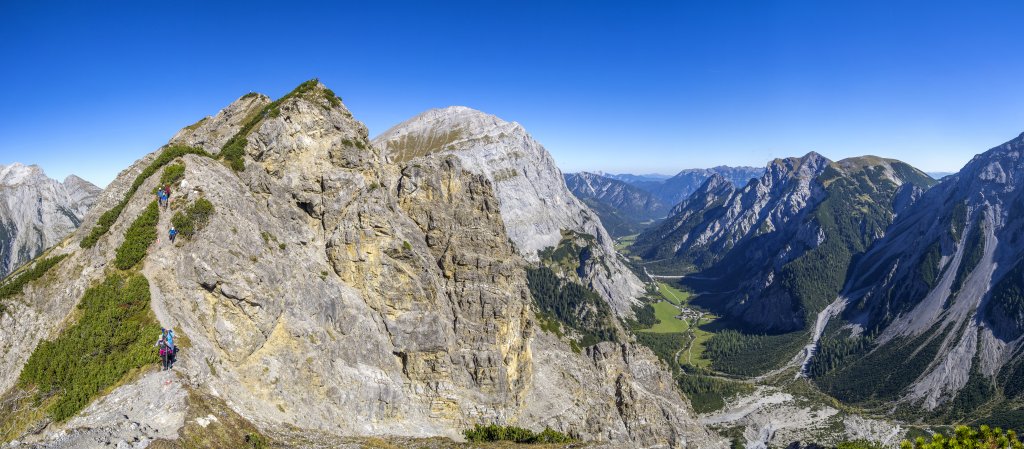 Im imposanten Abstieg von der Hahnkampl-Spitze (2080m) zum Westlichen Lamsenjoch (1940m), Karwendel, September 2018.