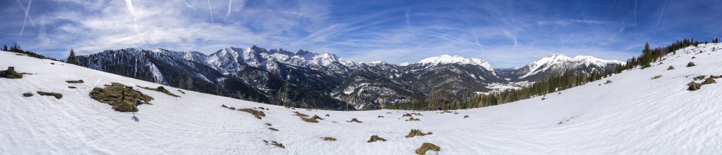 Im Aufstieg von Steinberg am Rofan auf den Ameiskogel (1518m) mit Blick auf das Rofan mit dem Hochiss (2299m), den Unnütz (2078m) und den Guffert (2195m), Rofan-Gebirge, Österreich, März 2019.