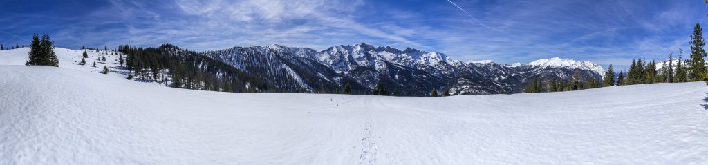 Frühjahrs-Schneeschuh-Tour auf den Ameiskogel (1518m) mit Blick auf das Rofan mit dem Hochiss (2299m), den Unnütz (2078m) und den Guffert (2195m, Rofan-Gebirge, Österreich, März 2019.
