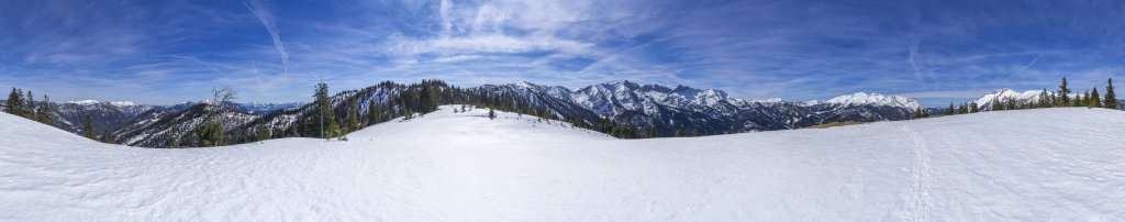 Aussichtsreiches 360-Grad-Panorama im Aufstieg von Steinberg am Rofan auf den Ameiskogel (1518m) mit Blick auf das Rofan mit dem Hochiss (2299m), den Unnütz (2078m) und den Guffert (2195m), Rofan-Gebirge, Österreich, März 2019.