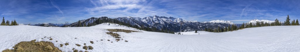 360-Grad-Panorama am Gipfel des Ameiskogels (1518m) direkt vis-a-vis der Kette des Rofangebirges, Rofan-Gebirge, Österreich, März 2019.