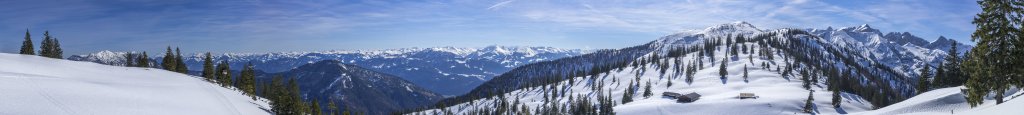 Panorama oberhalb der Labeggalm (1545m) mit weitem Blick hinüber zu den Kitzbühler Alpen und zum Alpenhauptkamm und vis-a-vis des Kreuzeinjochs (1702m) mit dahinter liegender Rofankette, Rofan-Gebirge, Österreich, März 2019.