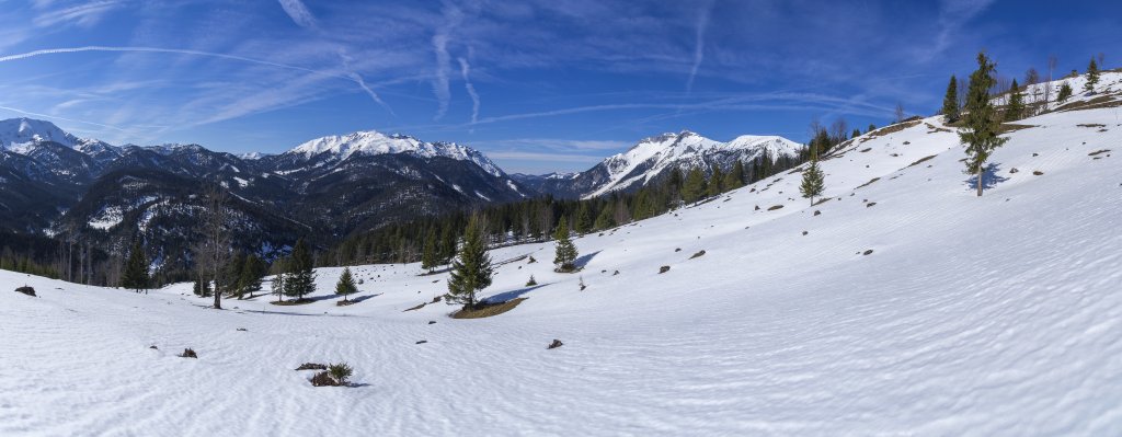 Blick auf den Unnütz (2078m) und den Guffert (2195m) im Abstieg vom Ameiskogel (1518m) unterhalb der Enteralm (1320m), Rofan-Gebirge, Österreich, März 2019.
