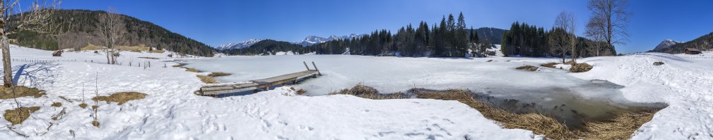 Zugefrorener Geroldsee vor den Gebirgsketten von Westlichem Karwendel und Soierngebirge, Estergebirge, Bayrische Alpen, März 2019.