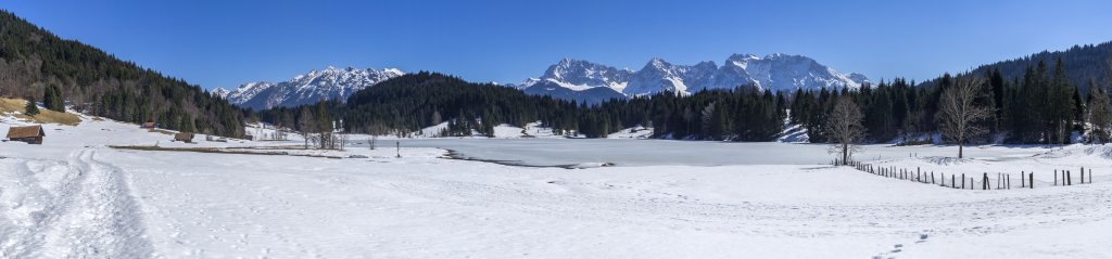 Zugefrorener Geroldsee vor den Gebirgsketten von Westlichem Karwendel und Soierngebirge, Estergebirge, Bayrische Alpen, März 2019.