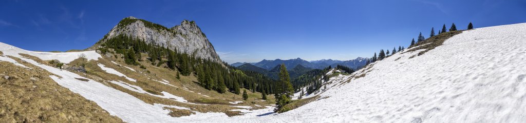 Panorama auf der Südseite von Ross- und Buchstein (1698m / 1701m) unweit der Sonnberg-Alm Hochleger mit Blick auf Wallberg, Setzberg, Risserkogel sowie die Halserspitze mit einem Teil des Blaubergkamms, Mangfallgebirge, Bayrische Alpen, Juni 2019.