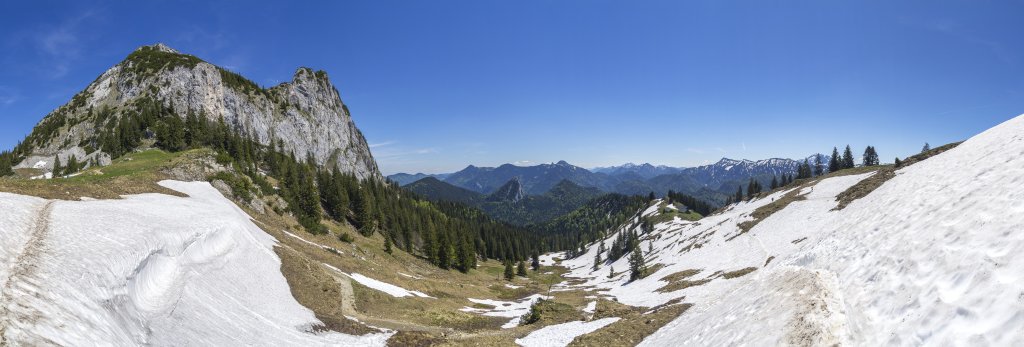 Beeindruckende Schneewächte auf der Südseite von Ross- und Buchstein (1698m / 1701m) unweit der Sonnberg-Alm Hochleger mit Blick auf den Leonhardstein, Wallberg, Setzberg, Risserkogel, die beiden Schinder sowie die Halserspitze mit einem Teil des Blaubergkamms, Mangfallgebirge, Bayrische Alpen, Juni 2019.