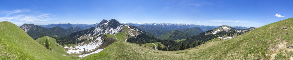 Panorama im Aufstieg von den Roßalmen auf die Hochplatte (1591m) mit Blick auf den Hirschberg, den Leonhardstein, die Nordseite von Ross- und Buchstein (1698m / 1701m) sowie den Schönberg, Mangfallgebirge, Bayrische Alpen, Juni 2019.