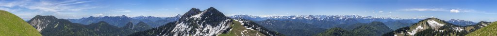 Ultimative Gipfelschau an der Hochplatte (1591m) über Ross- und Buchstein (1698m / 1701m) hinweg in Richtung Alpenhauptkamm, Rofan, Karwendel, Soierngebirge bis hinüber zum Wetterstein mit der Zugspitze, Mangfallgebirge, Bayrische Alpen, Juni 2019.