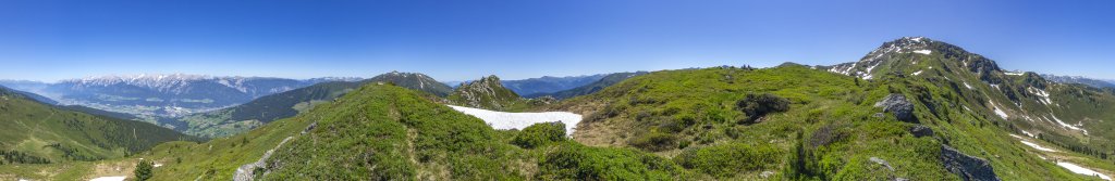 360-Grad-Panorama am Verbindungsgrat von Kleinem und Großem Gamsstein (1924m / 2142m) im Aufstieg auf den Gilfert (2506m) mit Blick auf das Inntal bei Schwaz und die südliche Karwendelkette, Tuxer Alpen, Österreich, Juni 2019.