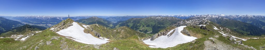 360-Grad-Panorama am Gipfel des Gilfert (2506m) mit Blick auf Inntal, Karwendel, Kellerjoch (2344m) sowie das Skigebiet Hochfügen (Gedrechter, 2217m) mit dem dahinter liegenden Alpenhauptkamm und den Vorderen Tuxer Tauern, Tuxer Alpen, Österreich, Juni 2019.