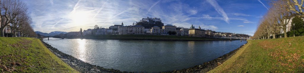 Panorama der Altstadt von Salzburg mit der darüber thronenden Festung Hohensalzburg vom Ufer der Salzach aus, Salzburger Land, Österreich, Dezember 2019.