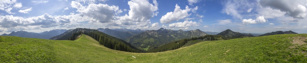 Gipfelpanorama am Roßkopf (1580m) im Spitzinggebiet mit Blick auf das Mangfallgebirge mit Österreichischem und Bayrischem Schinder, Guffert, Halserspitz und Blaubergkamm, Risserkogel und Blankenstein, Setzberg und Wallberg sowie die Bodenschneid, Mangfallgebirge, Bayrische Alpen, Mai 2020.