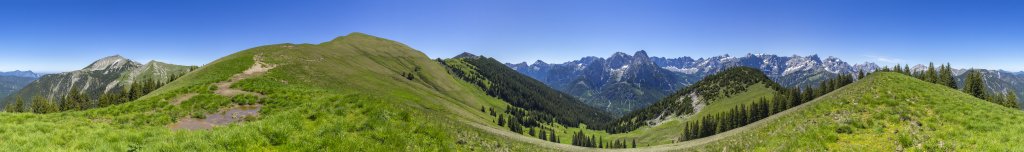 360-Grad-Panorama im Sattel zwischen Schönalmjoch (1986m) und Rosskopf (1839m) mit Blick auf den Schafreuter (2102m) im Norden, die Fleischbank (2028m), Schaufelspitze (2306m) und Sonnjoch (2458m), Gamsjoch (2438m), Laliderer Falk (2428m) und Risserfalk (2414m), die Laliderer Wände, Birkkarspitze (2749m), Torwände, Östliche Karwendelspitze (2537m) und Vogelkarspitze (2522m), Raffelspitze (2323m), Hochkarspitze (2482m) und Wörner (2476m) sowie die Soiernspitze (2253m), Karwendel, Österreich, Juni 2020.