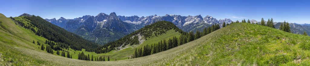 Bergpanorama im Sattel zwischen Schönalmjoch (1986m) und Rosskopf (1839m) mit Blick auf den unmittelbar benachbarten Gipfel der Fleischbank und die nördliche Karwendelkette mit Schaufelspitze und Sonnjoch, Gamsjoch, der Gruppe des Laliderer- und Risserfalks, den Laliderer Wänden, der Birkkarspitze, den Torwänden, Östlicher Karwendelspitze und Vogelkarspitze, Raffelspitze, Hochkarspitze und Wörner sowie von den Fichtenspitzen fast etwas verdeckt die Soiernspitze im nordwestlich angrenzenden Soierngebirge, Karwendel, Österreich, Juni 2020.