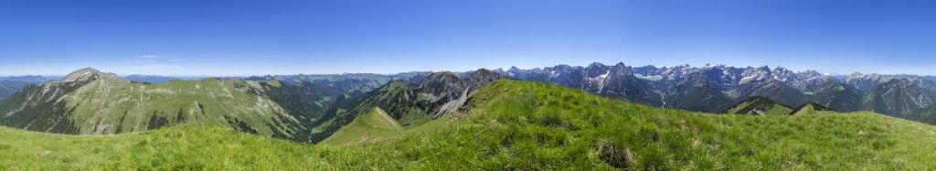 360-Grad-Panorama am Gipfel des Schönalmjochs (1986m) mit weitem Rundumblick auf den Schafreuter (2102m) im Norden und einen großen Teil der nördlichen Karwendelkette im Süden, Karwendel, Österreich, Juni 2020.