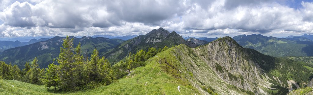 Panorama am Verbindungsgrat zwischen Wildenkarjoch (1747m) und Schönfeldjoch (1716m) mit Blick ins Rotwandgebiet auf der rechten Seite und dem Kamm von Veitsberg (1787m), Frechjoch (1788m) und Thalerjoch (1775m) auf der linken Seite, mittig der Ausblick auf das Hintere Sonnenwendjoch (1986m) und die Krenspitze (1972m), Mangfallgebirge, Bayrische Alpen, Juli 2020.