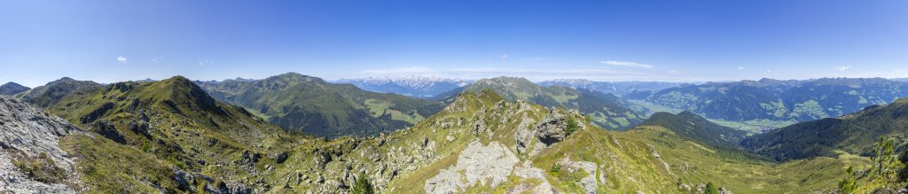 Panorama am Gipfel der Wetterkreuzspitze (2256m) in den Tuxer Alpen mit Blick auf den Verbindungsgrat zum Hüttenkogel (2386m), den Gilfert (2506m), die südliche Innsbrucker Karwendelkette, Kellerjoch (2344m), Spieljoch (1920m), das Rofan und auf der anderen Seite des Zillertals auf die Berge rund um das Alpbachtal mit dem Wiedersberger Horn (2127m) und dem Grossen Galtenberg (2424m), Tuxer Voralpen, Österreich, September 2020.
