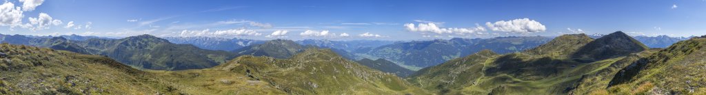 Großes Gipfelpanorama auf dem Hüttenkogel (2386m) mit Blick auf den Verbindungsgrat zur Wetterkreuzspitze (2256m) und weiter Rundumsicht über den Gilfert (2506m), die südliche Innsbrucker Karwendelkette, Kellerjoch (2344m) und Spieljoch (1920m), das Rofan, auf der anderen Seite des Zillertals auf die Berge rund um das Alpbachtal mit dem Wiedersberger Horn (2127m) und dem Grossen Galtenberg (2424m) und dahinter in weiter Ferne den Wilden Kaiser sowie Gedrechter (2217m) und Wimbachkopf (2442m) vor den schneebedeckten Zillertaler Alpen, Tuxer Voralpen, Österreich, September 2020.
