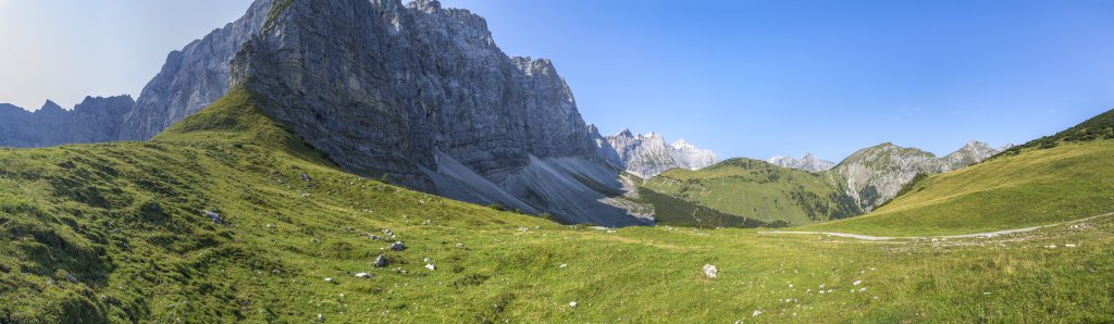 Blick vom Hohljoch (1794m) entlang der hoch aufstrebenden Laliderer Wände zur Falkenhütte (1848m), Laditzköpfl (1920m), Mahnkopf (2094m) und Südlichem Falk/Steinspitze (2347m), Karwendel, September 2020.