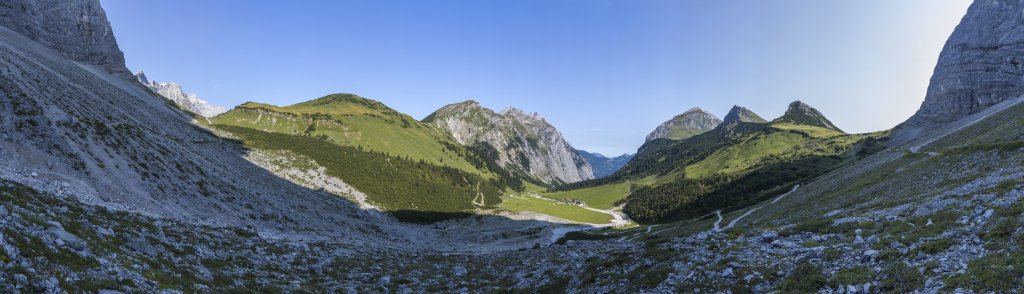 Unter den hohen Laliderer Wänden auf dem Weg vom Hohljoch (1794m) zur Falkenhütte (1848m) mit Blick auf das Laliderer Tal, das mit seinem tiefen Einschnitt gen Hinterriss die Bergruppe mit Laditzköpfl (1920m), Mahnkopf (2094m), Südlichem Falk/Steinspitze (2347m), Laliderer Falk (2427m) und Turmfalk (2200m) von der Berggruppe auf der rechten Seite mit Gamsjoch (2452m), Gumpenspitze (2176m) und Teufelskopf (1978m) trennt, Karwendel, September 2020.