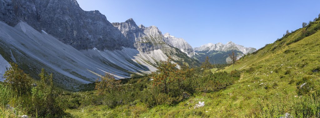 Panorama unterhalb vom Hohljoch (1794m) mit Blick auf die hoch aufstrebenden Laliderer Wände mit der Laliderer Spitze (2588m), Mooserkar Spitze (2533m), Kaltwasserkar Spitze (2733m) und der Birkkar Spitze (2749m), Karwendel, September 2020.