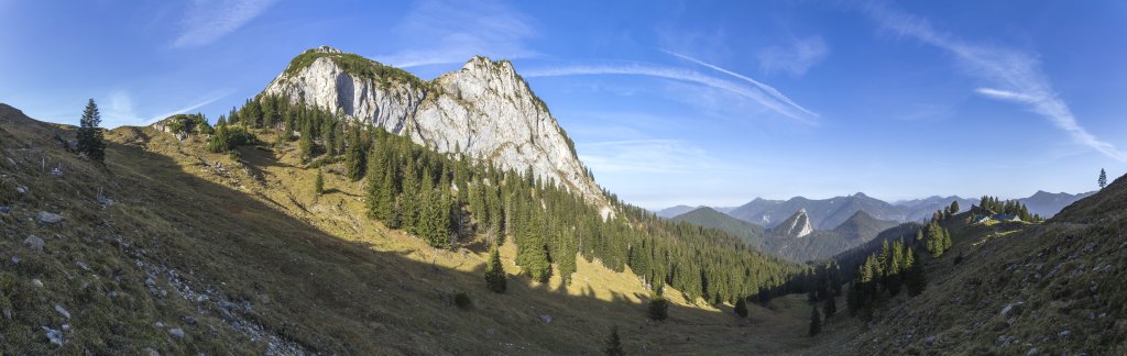 Panorama auf der Südseite von Ross- und Buchstein (1698m / 1701m) unweit der Sonnberg-Alm Hochleger mit Blick auf den Leonhardstein, Wallberg, Setzberg, Risserkogel sowie die Halserspitze mit einem Teil des Blaubergkamms, Mangfallgebirge, Bayrische Alpen, November 2020.