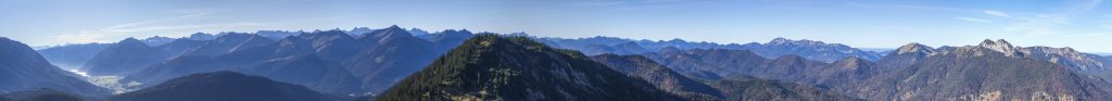 Spätherbstliche Tour bei tiefem Sonnenstand auf den Schildenstein (1613m) mit weitem Rundumblick vom Achensee mit der Seeberg-Spitze (2085m) über den Juifen (1988m), das Demeljoch (1923m) und die vielzähligen Karwendelberge bis zur Benediktenwand, Schönberg, Roß- und Buchstein, Mangfallgebirge, Bayrische Alpen, November 2020.